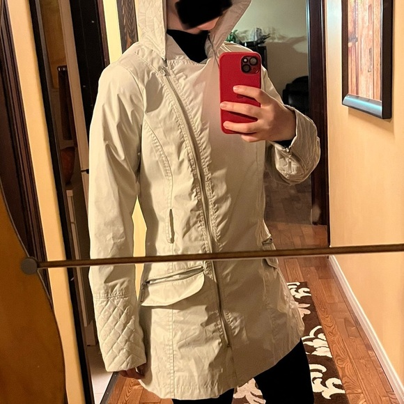 Suzy Shier Rain Coat 🧥 - Picture 8 of 15